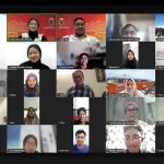 Pimpinan, dosen, dan mahasiswa FISIP Unhas mengikuti kuliah bersama akademisi UiTM Malaysia melalui Zoom. (Foto: Dok.Pribadi).